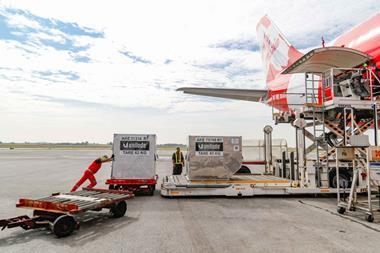 Loading+Cargo+on+AirAsia+Plane.jpg Photo AirAsia