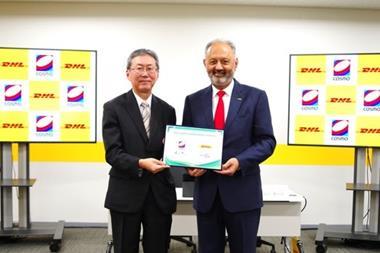 Tony Khan_president and representative director of DHL Express Japan_right_and_Koji Moriyama_president_representative director_Cosmo Oil Marketing_Photo_DHL