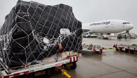 Lightweight nets. Photo: Lufthansa Cargo