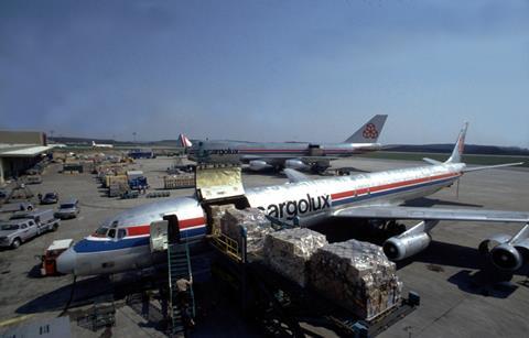 Douglas DC 8 Loading