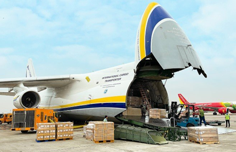 AN-124 in autmotive parts flight