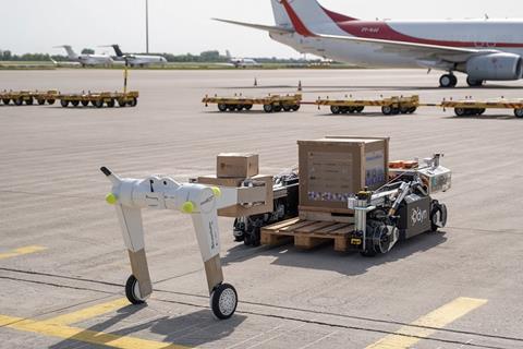 evoBOT and O³dyn. Copyright: Fraunhofer IML, Vinzenz Neugebauer. Provided with Munich Airport press release 15/05/2024